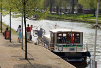 2561.jpg In Den Haag, aan de Trekvliet (bij de Uranusstraat) fiets wordt ingeladen
