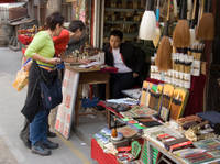 7462.jpg kwasten in Li Liu Chang straat

