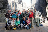 8498.jpg Groepsfoto in het stenen woud
