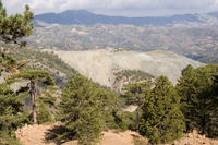 Cyprus, Persephone wandeling bij Troodos, uitzicht op de verlaten asbestmijn Cyprus, Persephone wandeling bij Troodos, uitzicht op de verlaten asbestmijn