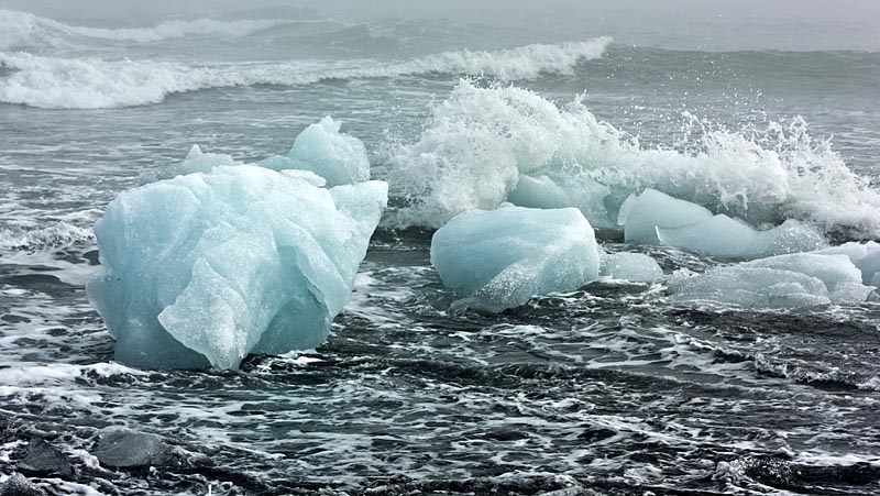 Jokulsarlon - ijsbrokken in de branding