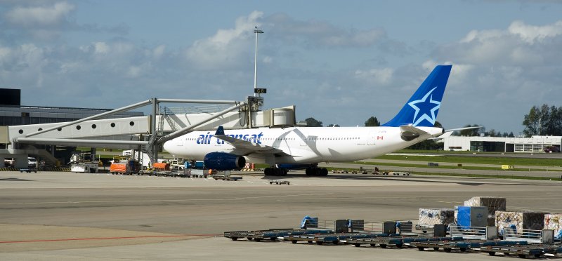 Air Transat toestel op Schiphol Air Transat toestel op Schiphol