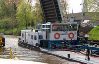 2570.jpg Binnenvaartschip Carbonis (bouwjaar 1931) bij de Plantagebrug (Delft, een fietsbrug)
