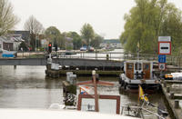 2586.jpg Wachten voor de Rolbrug (Schiedam)
